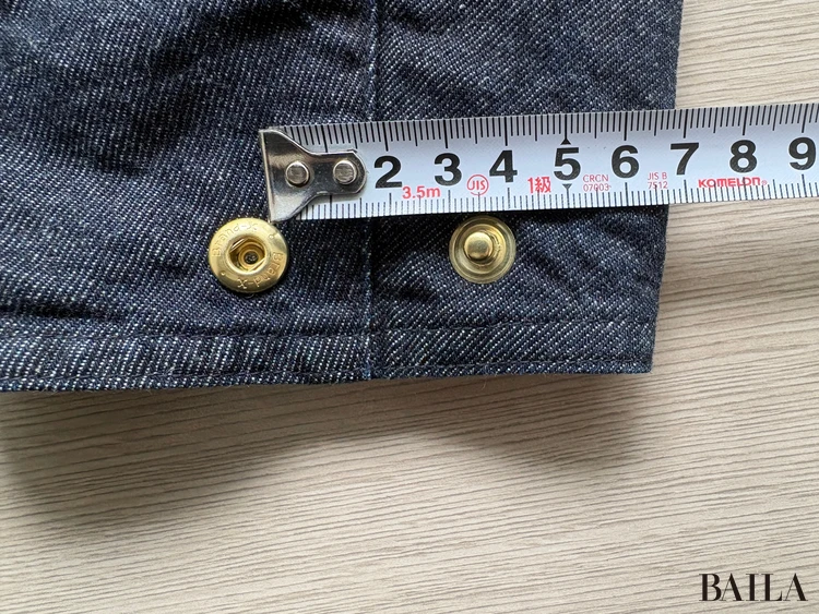 スナップボタンを留めると約3〜5cm狭くなる