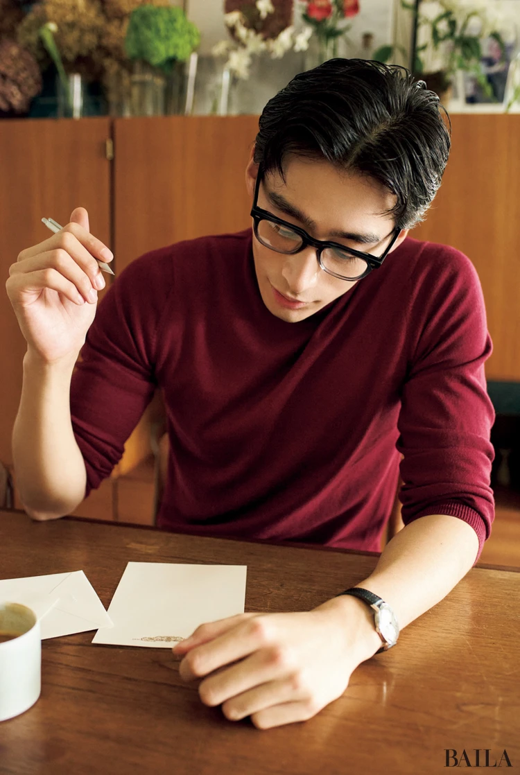 手紙を書く濱尾ノリタカさん