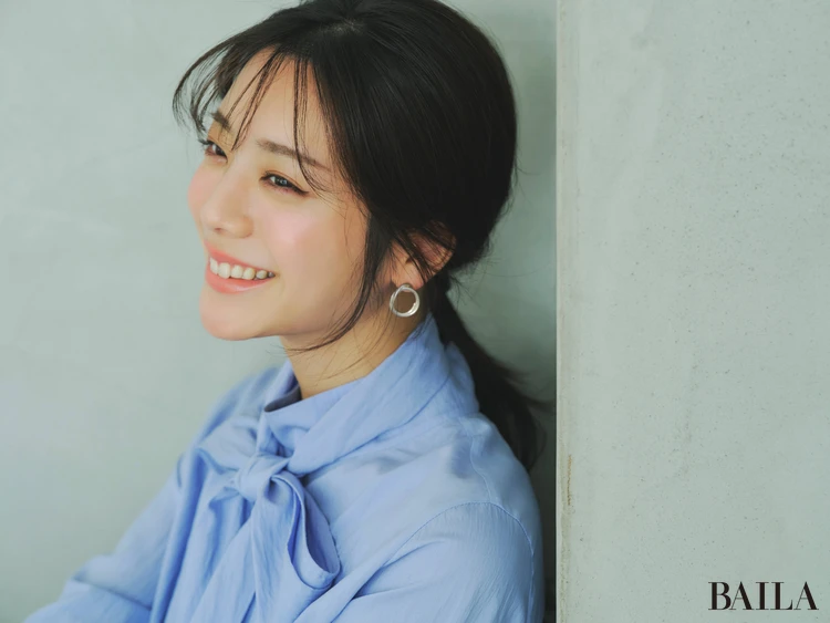 秘書向けコーディネートのボウタイブラウス寄りカット　りぼん結びで立体感がある