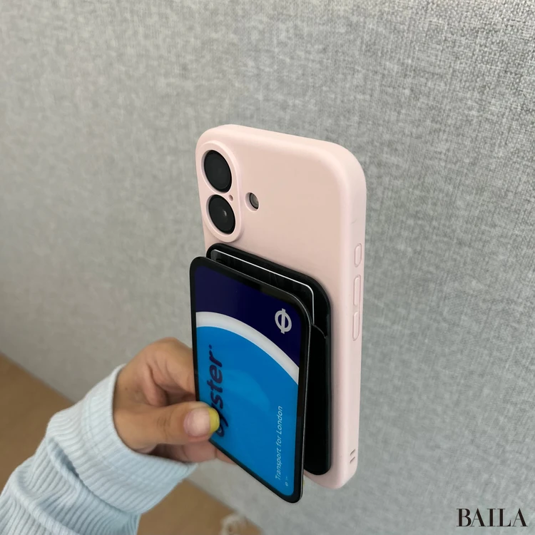 ケースティファイのスマホスタンド 手で持っている写真