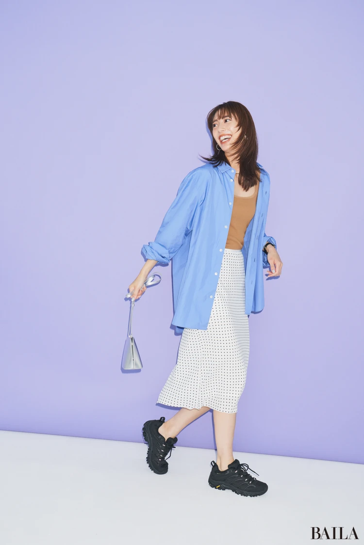 女っぽいカジュアルを重ための足もとでバランスアップ【BAILA今日のコーデ】