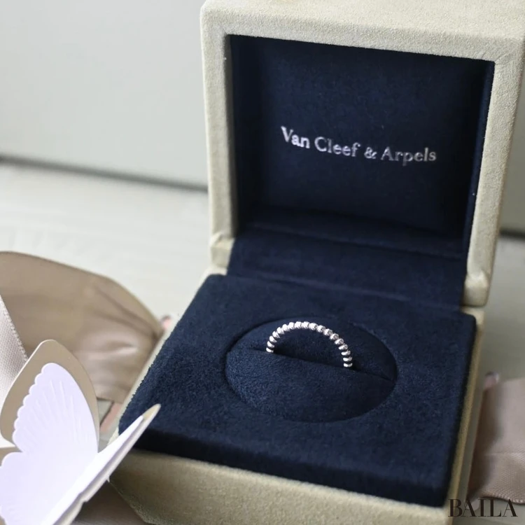 ヴァン クリーフ アーペルのペルレ ゴールドパール リング　ジュエリーボックスに入れた写真