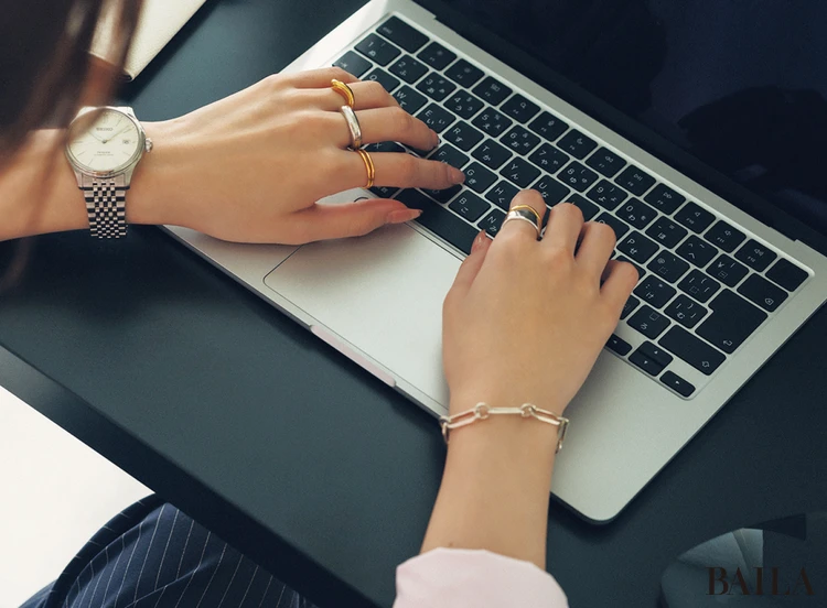 モダンな地金コンビで着慣れたシャツに女らしいツヤ足しを