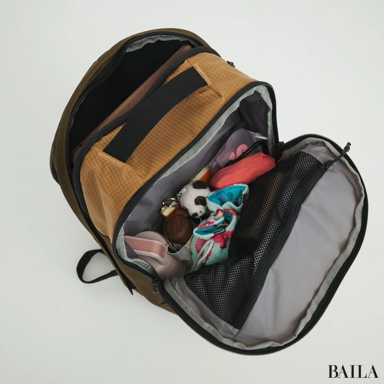 ピークパフォーマンス　リュック　収納力　通勤グッズをバッグに入れた様子