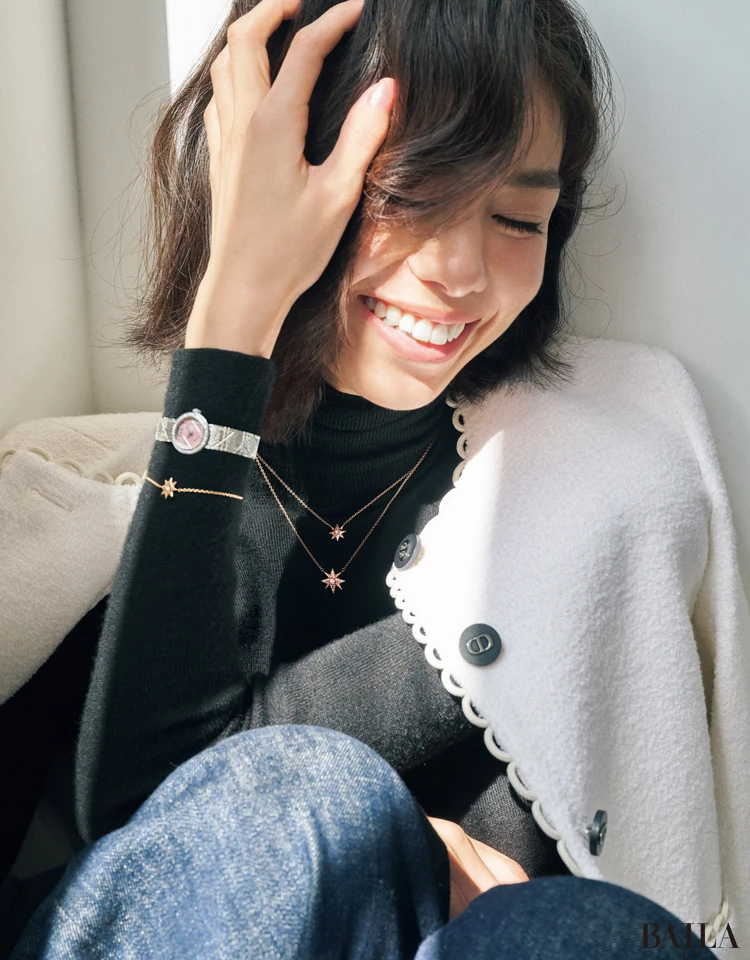 スタイリッシュな感性を呼び覚ます、星が瞬くレイヤード