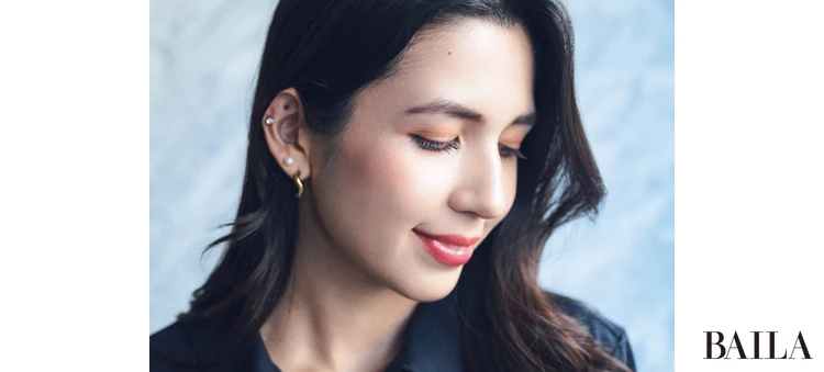 “テクなし”映えのカラーアイテムがシックな服の盛り上げ役