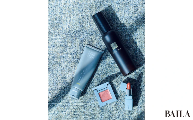 （右上）乾燥しがちな会場での保湿に欠かせないミルクミスト。（左上）一日中資料を触るので適宜ハンドクリームを塗り直し。香りでリフレッシュも。（右下）ポケットにすっぽり入るミニサイズリップを重宝。（左下）照明の下でさりげなく目もとがきらめく繊細なグロウ感がお気に入り。