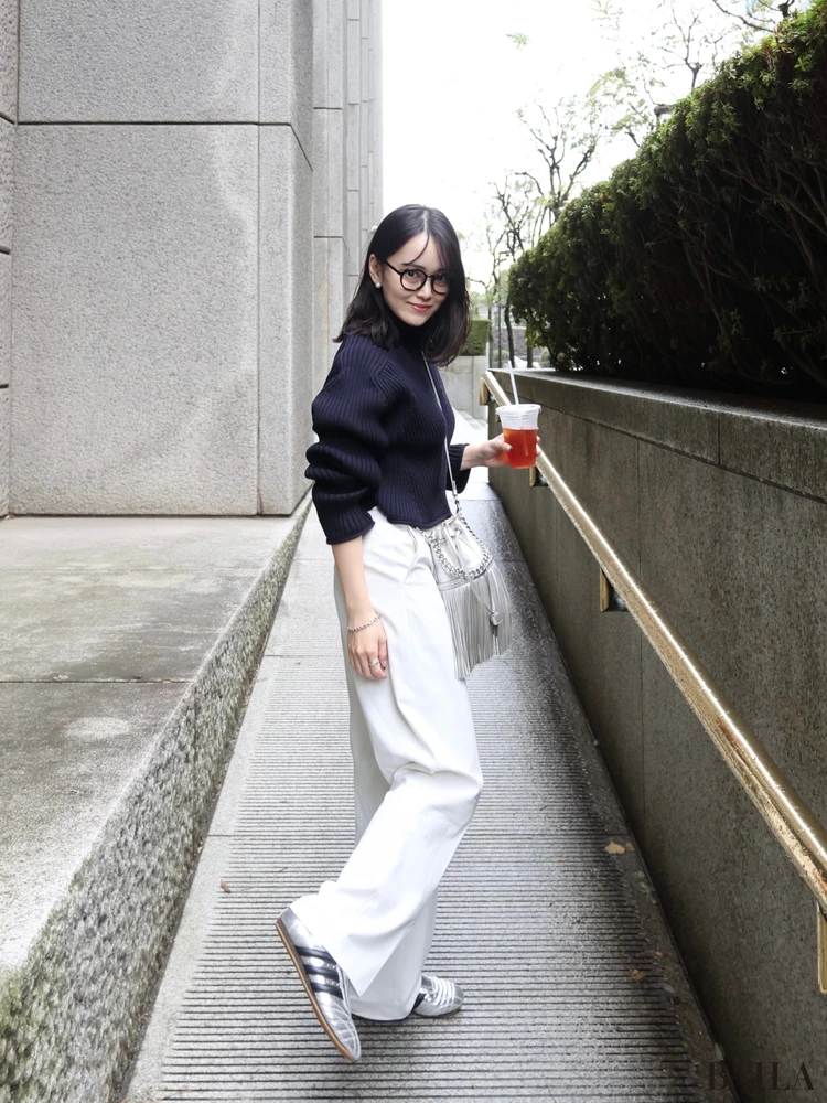 【2026年】20代・30代のおしゃれ読者 「スニーカーコーデ」12選。アディダス、ナイキ、ニューバランス…抜け感コーデから通勤まで。_9