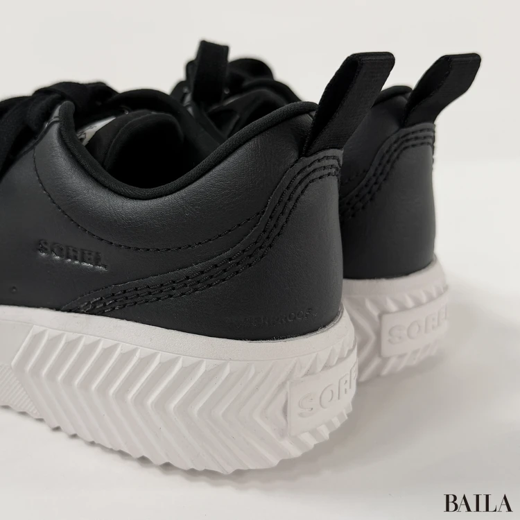ソレル　厚底のスニーカー　かかとのステッチデザイン