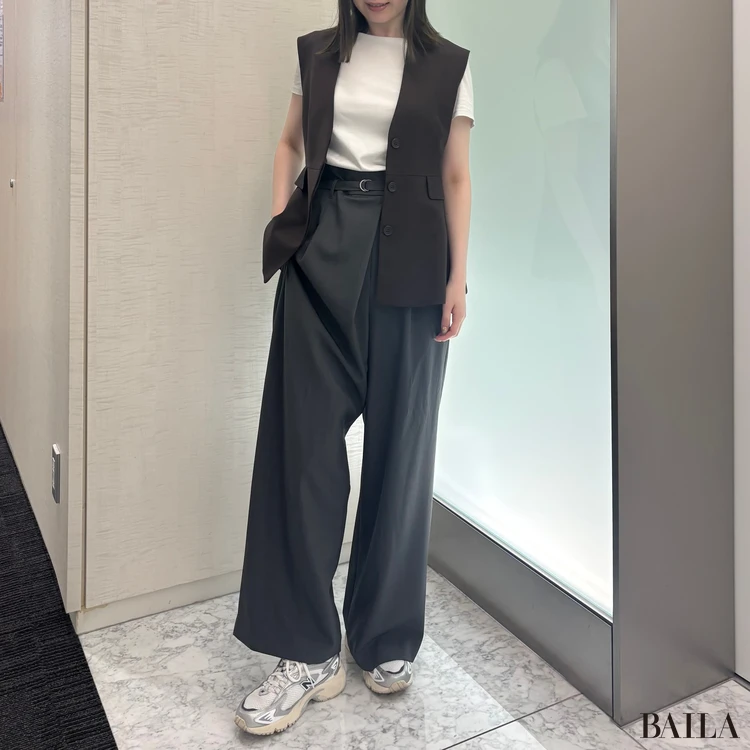 ニューバランスの白スニーカー エディターの着用写真