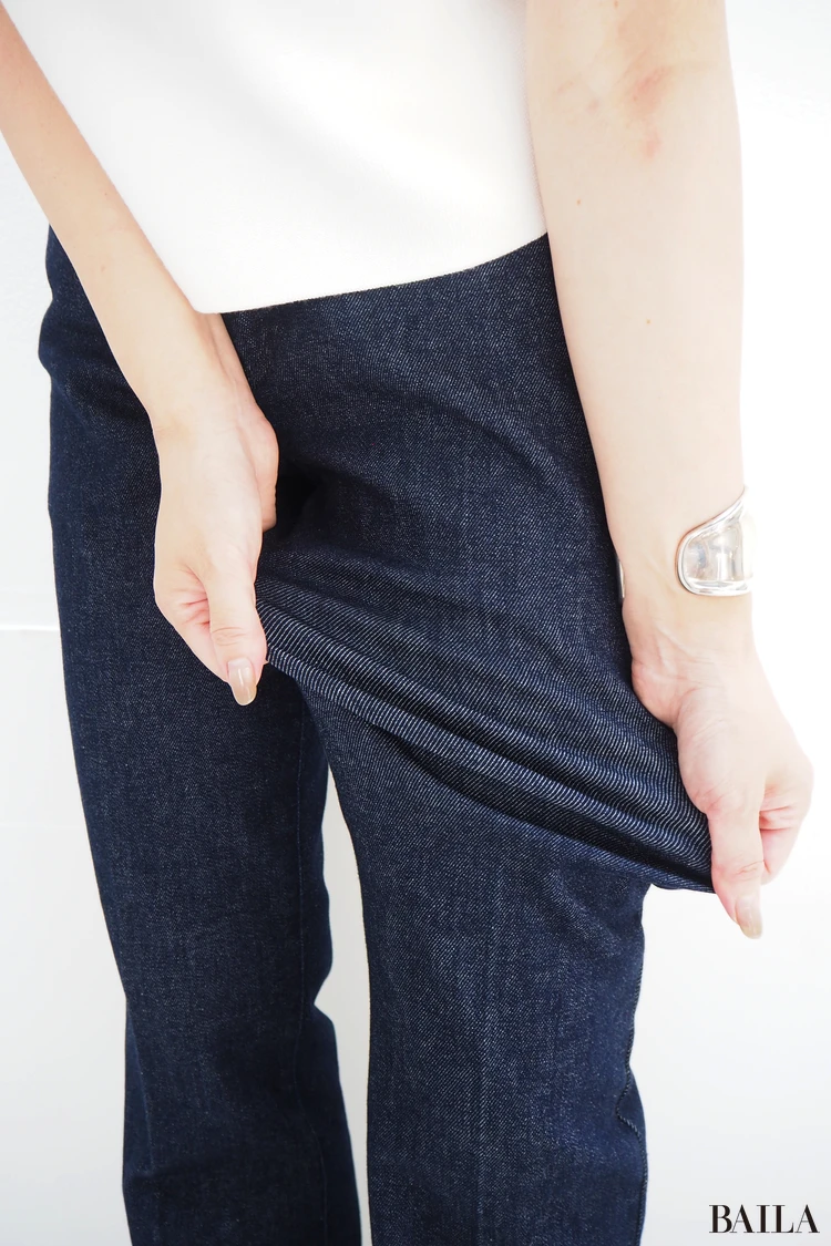 「スリムフレアトラウザージーンズ」伸縮性