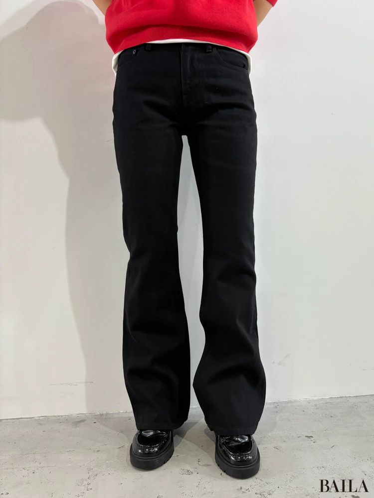 ブーツカットジーンズ（￥3990）