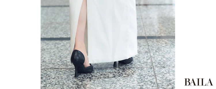 歩き姿もサマになる赤み意識のポイントメイクスリット入りスカートで