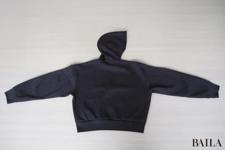 デザイン:トレンドとも合い、スタイルアップが叶う洗練パーカ