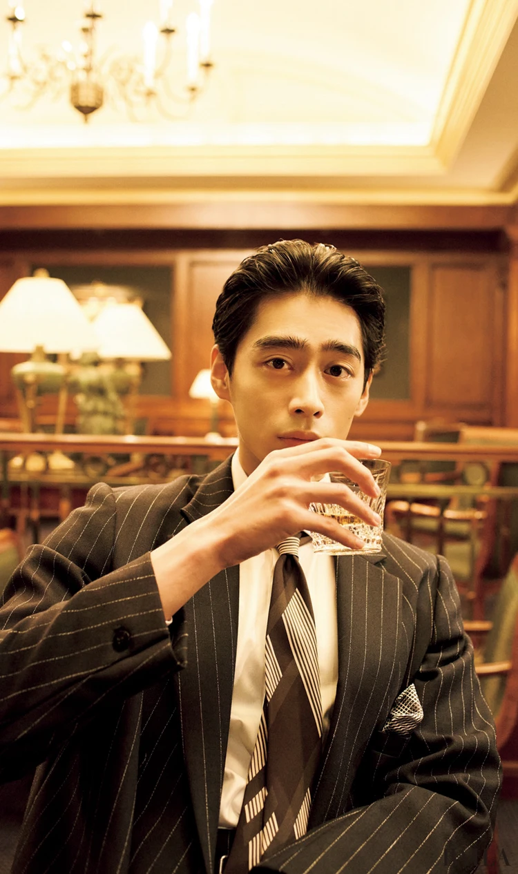 お酒を飲む濱尾ノリタカさん