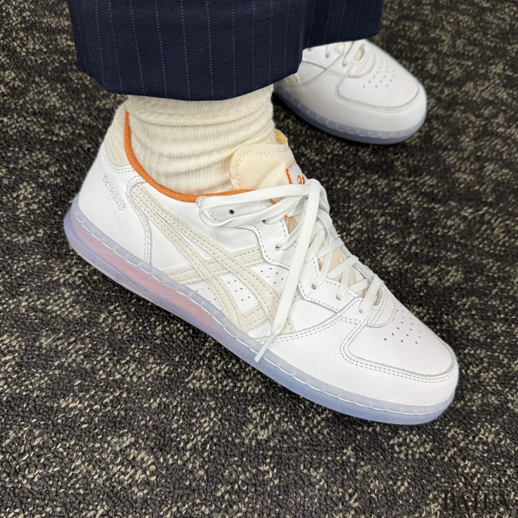 ASICS(アシックス) SKYHAND OG 履いた様子