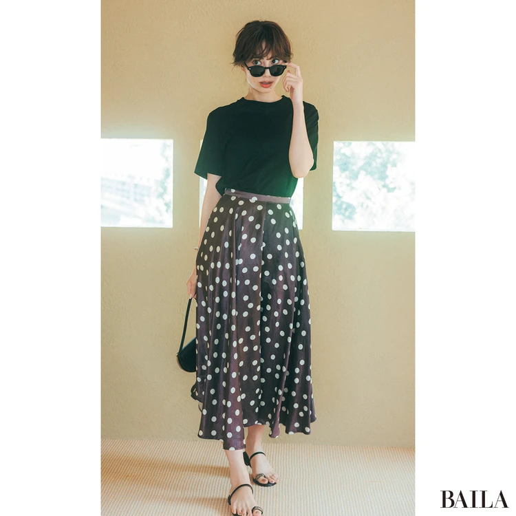 土屋 巴瑞季 モノトーンTはフレンチシックな気分でさりげなく華やかに【BAILA今日のコーデ】