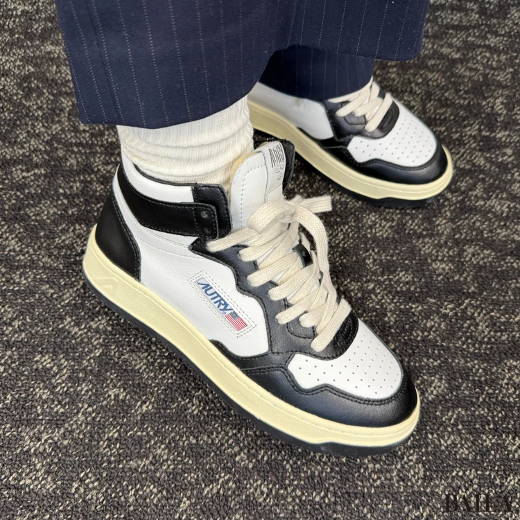 オートリー MEDALIST MID BYCOLOR 履いた様子