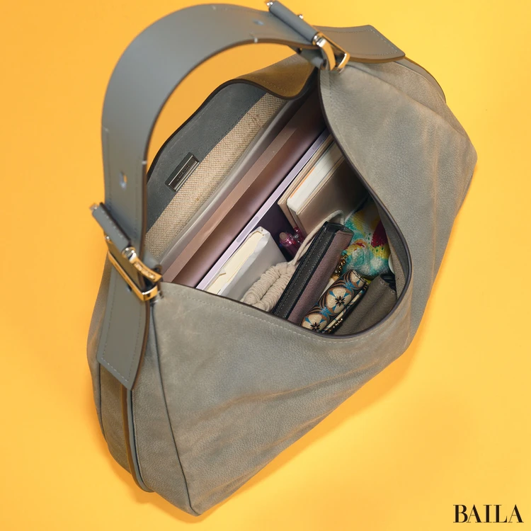 マイケル・コース NOLITA ヌバック ホーボー ショルダー ラージ 収納力 通勤グッズをバッグに入れた様子