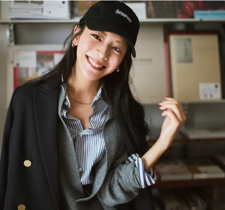 首もと＆袖口に効かせたシャツのストライプ柄で奥行きを出して