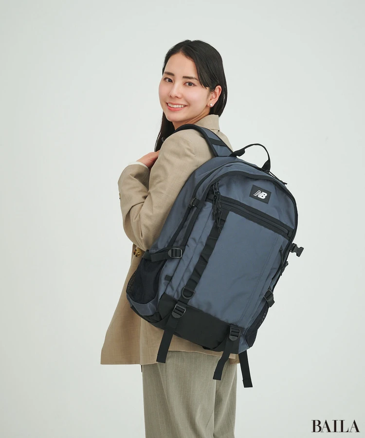 ニューバランス リュック 着用感 片方の肩にかけた様子