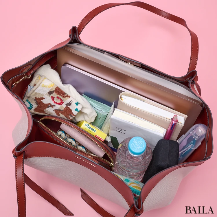 チャールズ＆キース　カルラ キャンバストートバッグ　収納力　通勤グッズをバッグに入れた様子