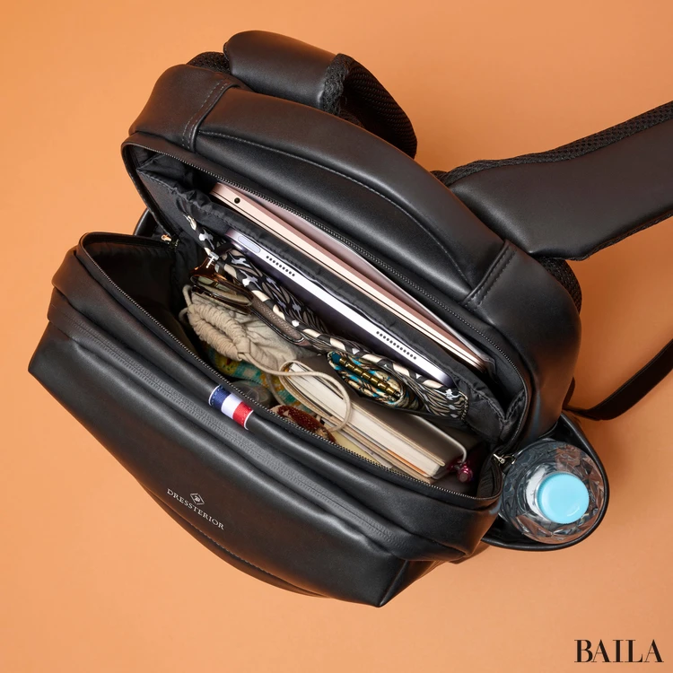 ドレステリア　【荷重軽減】サスペンション 再生皮革バックパック　収納力　通勤グッズをバッグに入れた様子