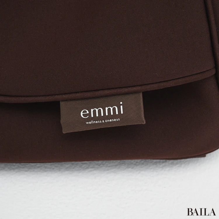 エミ（emmi）　ロゴ