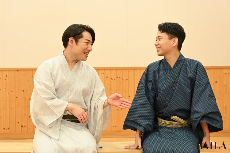 中村鷹之資、尾上左近が稽古部屋で和気あいあ話している様子