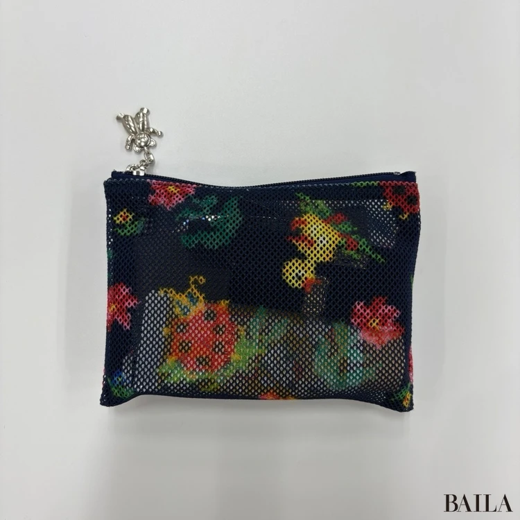 フェイラー　メッシュポーチの中にコスメを入れた写真