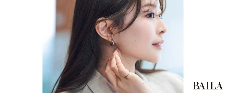 主役感を抑えつつ顔まわりに華を添える揺れない地金ピアスが鉄板