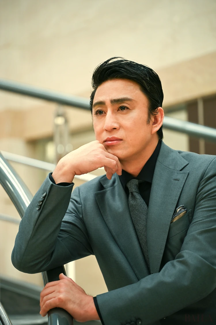 松本幸四郎さんポートレート 頬杖