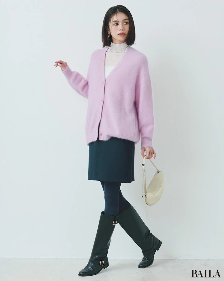 ボタンを閉じてプルオーバー感覚で。シアーなタートルをINしてなじませて