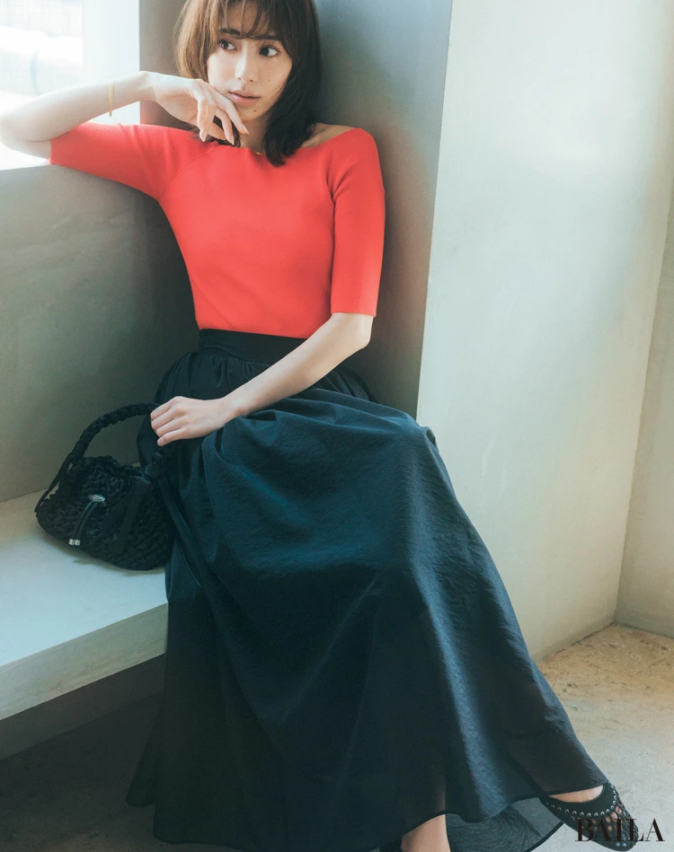 【RED×BLACK】きれいめニットを夏色で一新! シックな黒で大人に引き寄せて