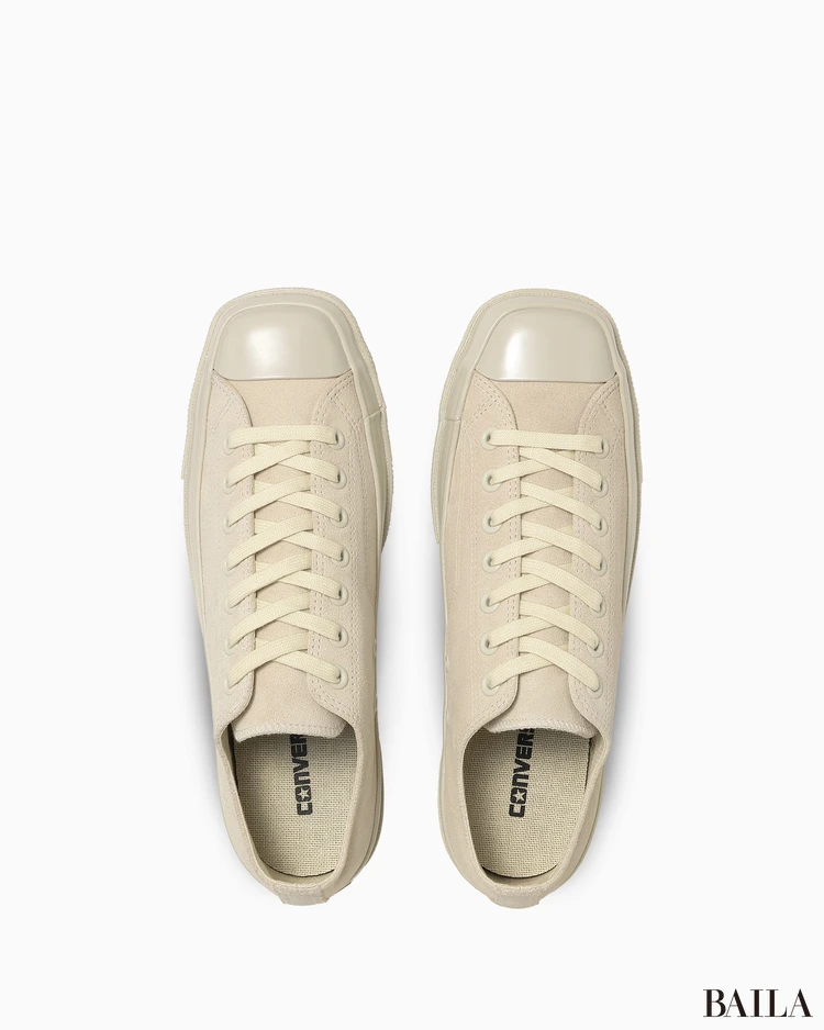 ボーンホワイトにはブラックのスペアシューレースが付属