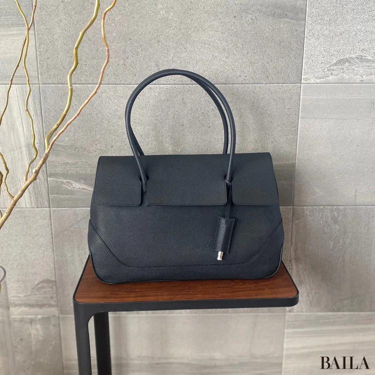 ペッレ モルビダのフラップトートバッグ