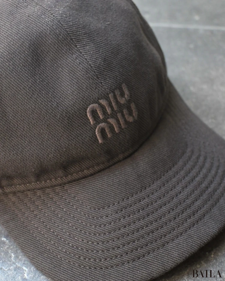 ミュウミュウ(Miu Miu)ブラウンのキャップ 寄り写真