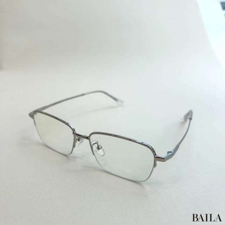 「BLUE ELEPHANT（ブルーエレファント）」のメガネ