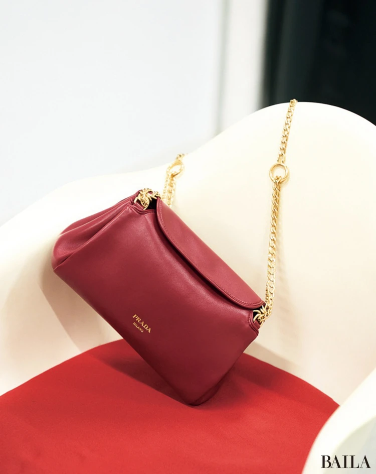 【PRADA（プラダ）】赤とゴールドチェーンのコケットな組み合わせがたまらない