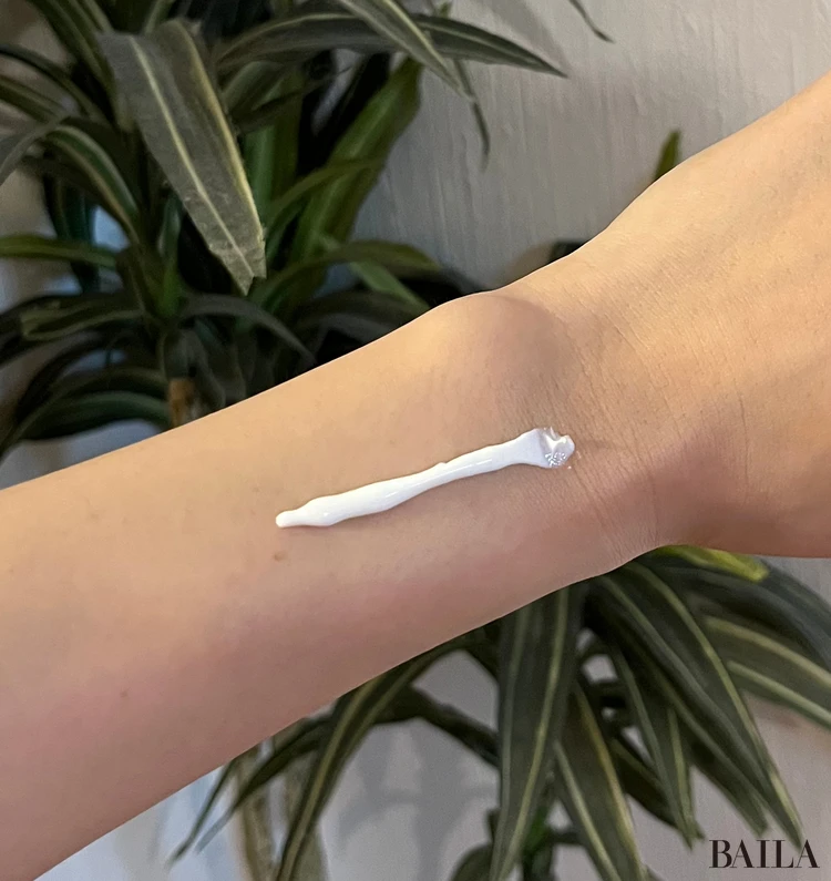 オルビス リンクル ブライト UV プロテクター Nを手の甲に伸ばした写真