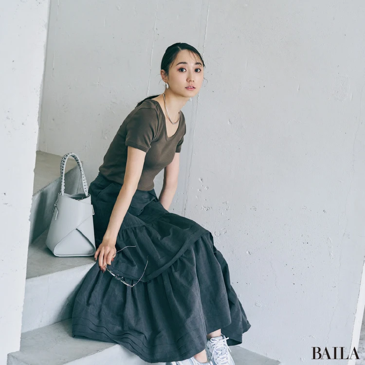 首が細く長く見えて小顔効果も狙えるUネックTシャツが大人の味方【BAILA今日のコーデ】