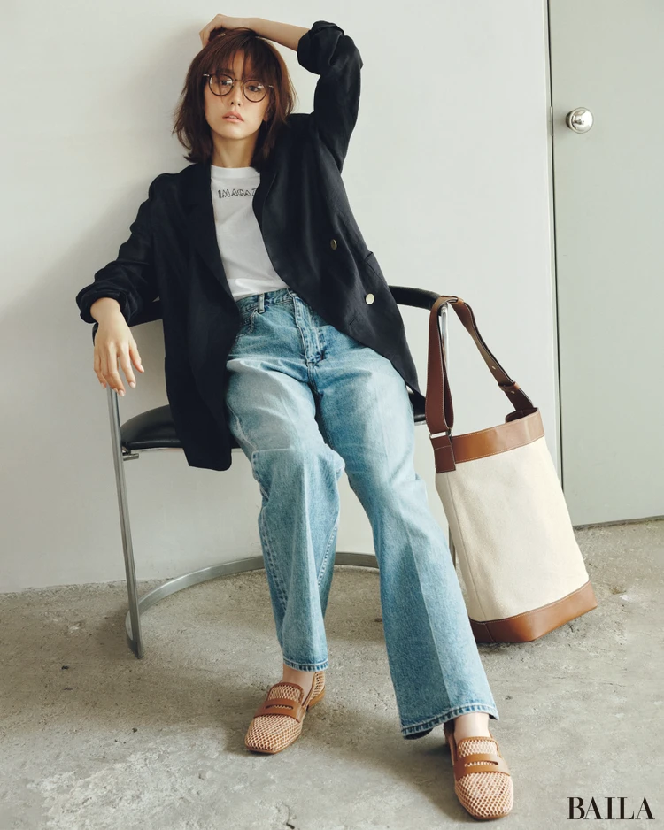 夏にちょうどいい薄軽ネイビージャケットでこなれカジュアル【BAILA今日のコーデ】