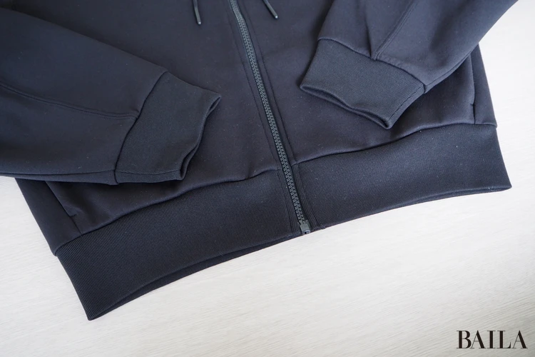 色み:墨っぽさのあるブラックで着こなし自在