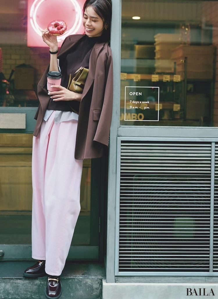 最旬カラー・ブラウンなら強すぎないコントラストでピンクをクラスアップしてくれる