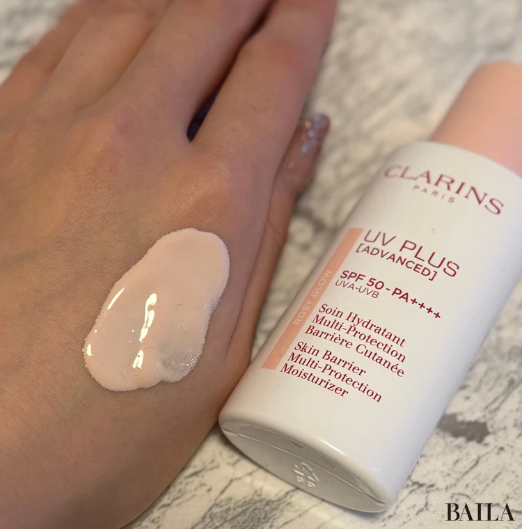 クラランス UV-プラス スキンバリア ロージーグロウを手の甲に伸ばした写真
