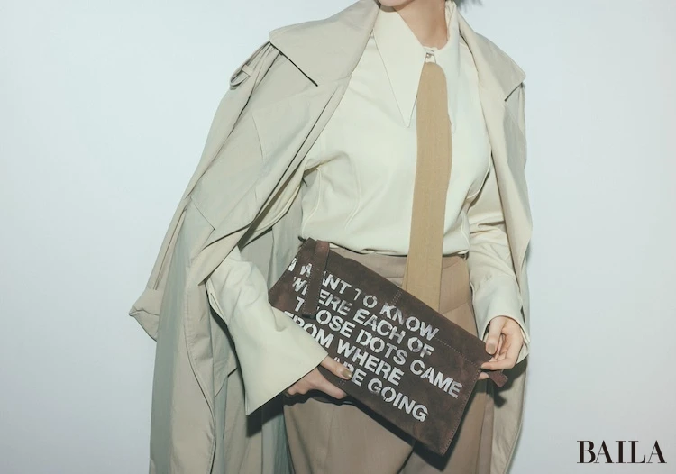 小物で効かせるブラウン バッグ