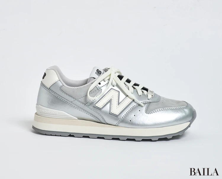 ニューバランスのスニーカー 歩きやすい WL996T
