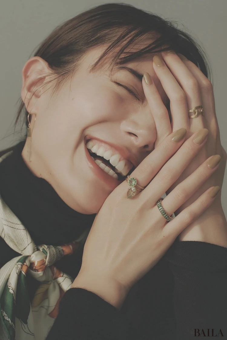 洗練ベーシックが小粋な色遊びを受け止める