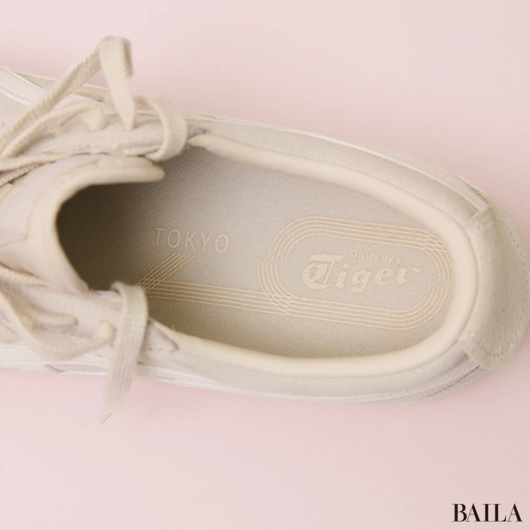 オニツカタイガー　通勤　ベージュスニーカー