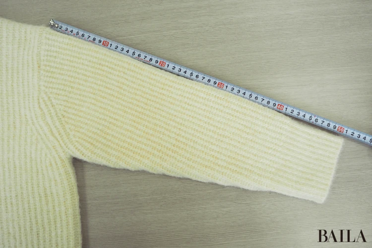 袖：約51cm　身長162cm ユニクロ フラッフィVネックセーター オフホワイト Mサイズ  正面 サイズ感